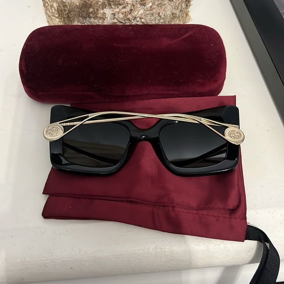 ✨Gucci Sunglasses✨ - Picture 4 of 7